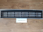 Решітка бампера середня Volkswagen Passat B7 2011-2014 Європа